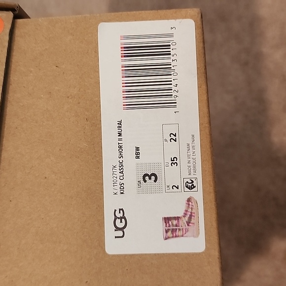 UGG Classic Short Kids Boots - Picture 12 of 12